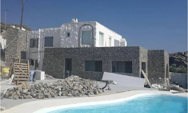 Έφοδος της αστυνομίας σε βίλα επιχειρηματία στη Μύκονο (εικόνες)